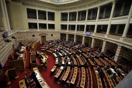 Ψηφίστηκε κατά πλειοψηφία το νομοσχέδιο για τις 100 δόσεις