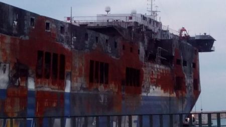 Αδειάζουν το καμένο «κουφάρι» του «Norman Atlantic»