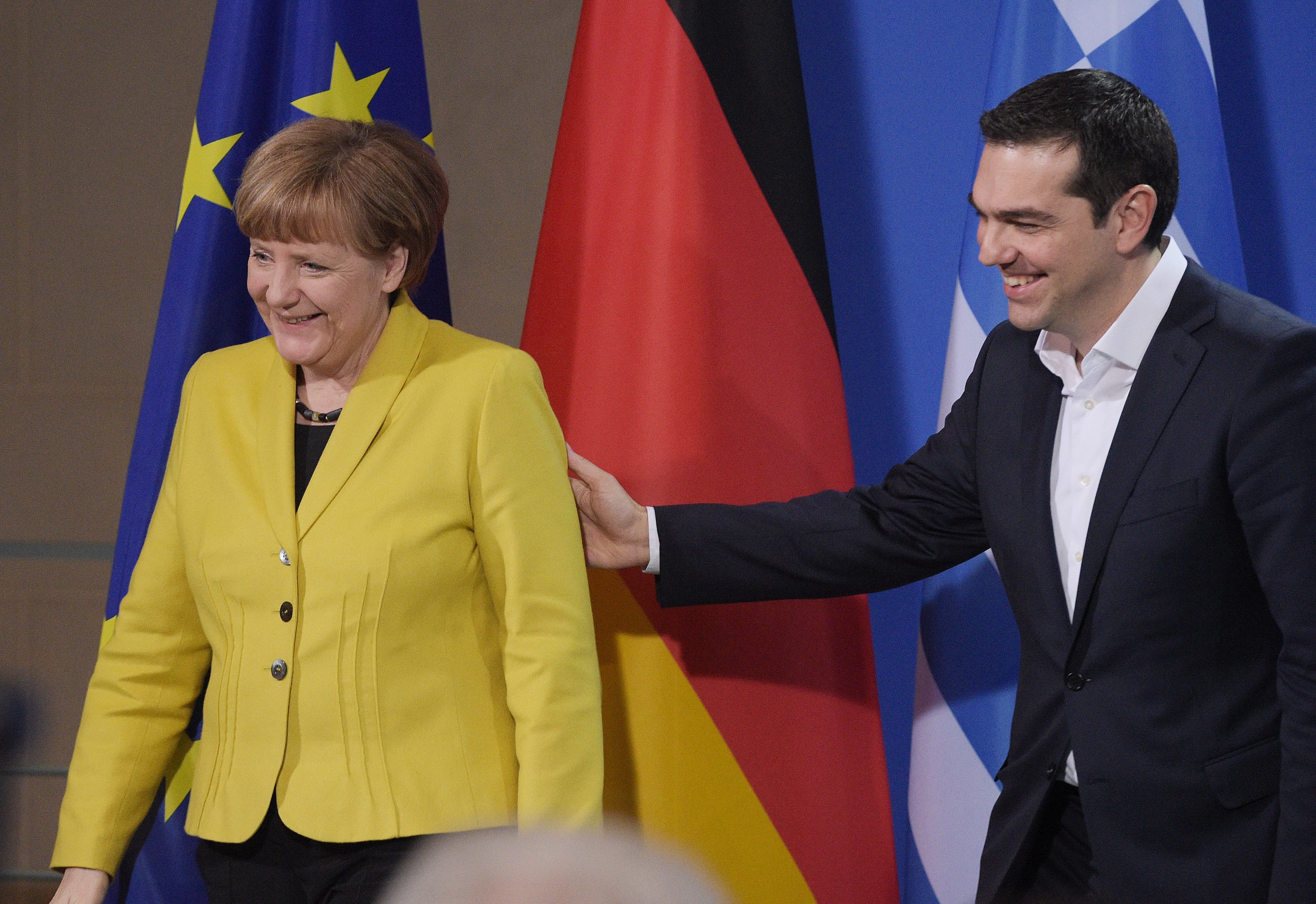 Bloomberg: Τσίπρας, Μέρκελ,Ντράγκι ξέρουν τι γίνεται στην Ελλάδα