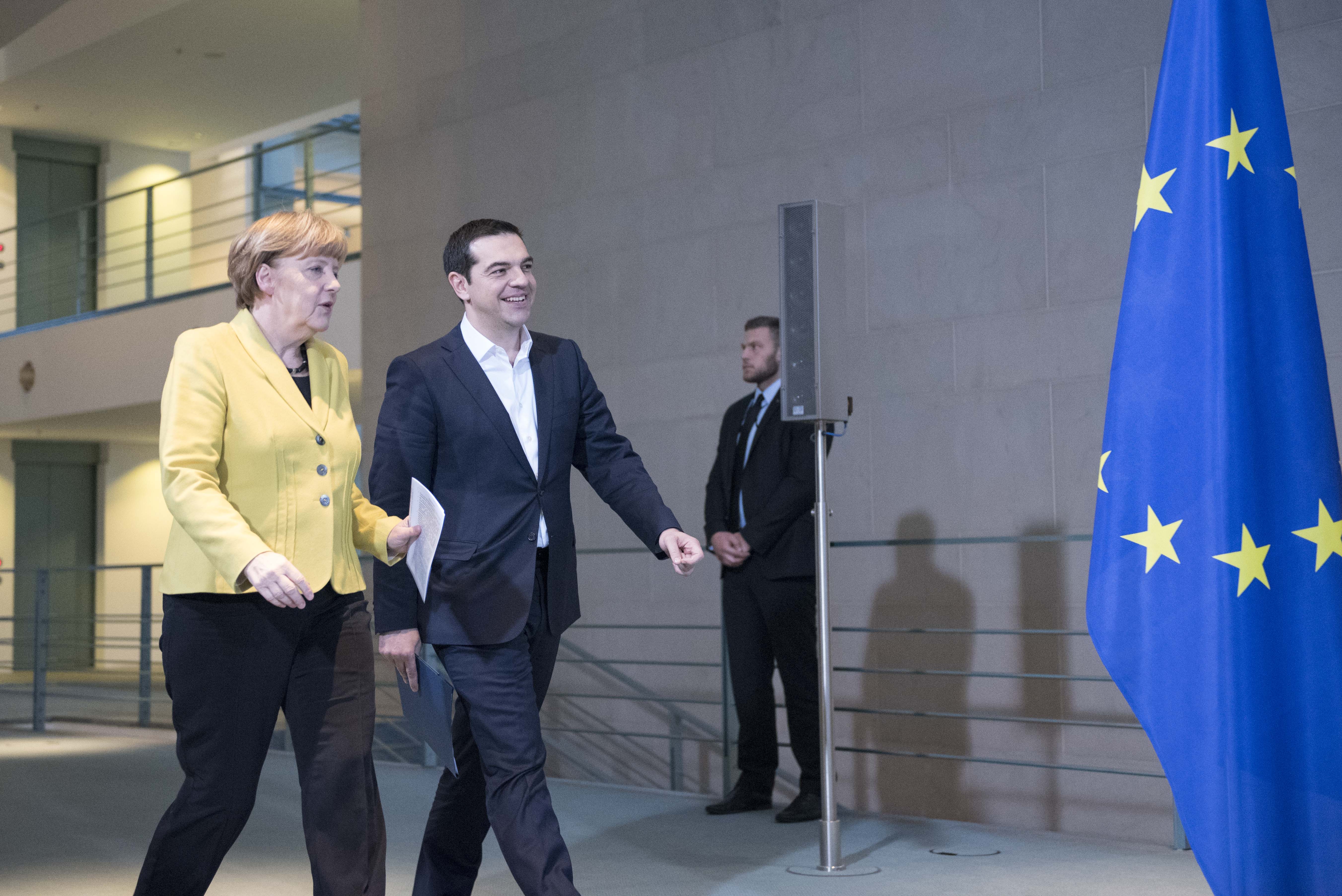 Ωθηση στη διαπραγμάτευση επιχειρούν Τσίπρας-Μέρκελ στο περιθώριο της Συνόδου Κορυφής για τη μετανάστευση