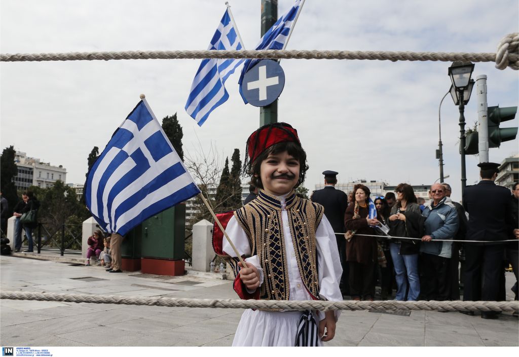 Παραινέσεις και αιχμές στα μηνύματα των κομμάτων για την 25η Μαρτίου