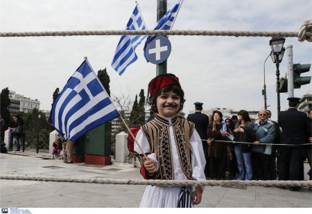Παραινέσεις και αιχμές στα μηνύματα των κομμάτων για την 25η Μαρτίου