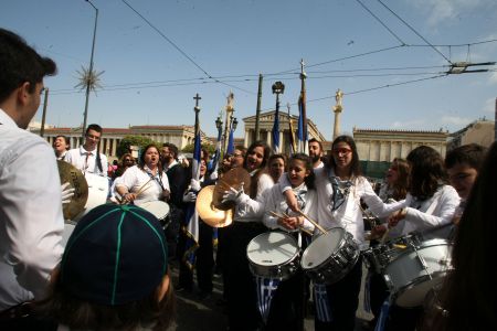 Ποτάμι: Μόνο οι χλαμύδες και το χουντικό κιτς λείπουν από τον εορτασμό της 25ης Μαρτίου