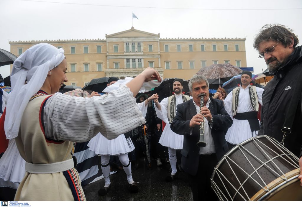 Με δημοτικούς χορούς και τραγούδια κορυφώθηκαν οι εκδηλώσεις για την 25η Μαρτίου
