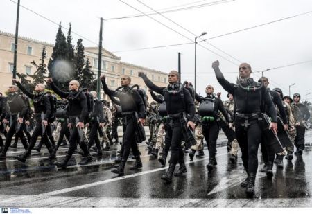 Eντονες αντιδράσεις για τα συνθήματα των ΟΥΚ στην παρέλαση