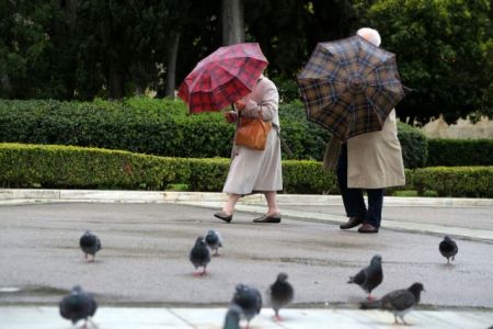 Βροχές ή και καταιγίδες την Τρίτη, σε πτώση η θερμοκρασία