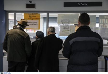 Καυτός Αύγουστος με φόρους και τρόικα