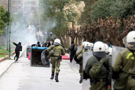 Μικροεπεισόδια στο Πολυτεχνείο από ομάδα αντιεξουσιαστών