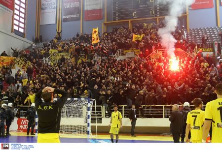 Επεισόδια και διακοπή στον τελικό κυπέλλου χάντμπολ