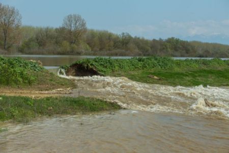 Καταρρέουν το ένα μετά το άλλο τα αναχώματα στον Στρυμόνα