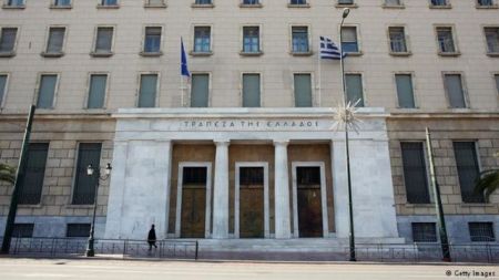 Deutsche Welle: Το πιστόλι της ΕΚΤ στον κρόταφο της Αθήνας