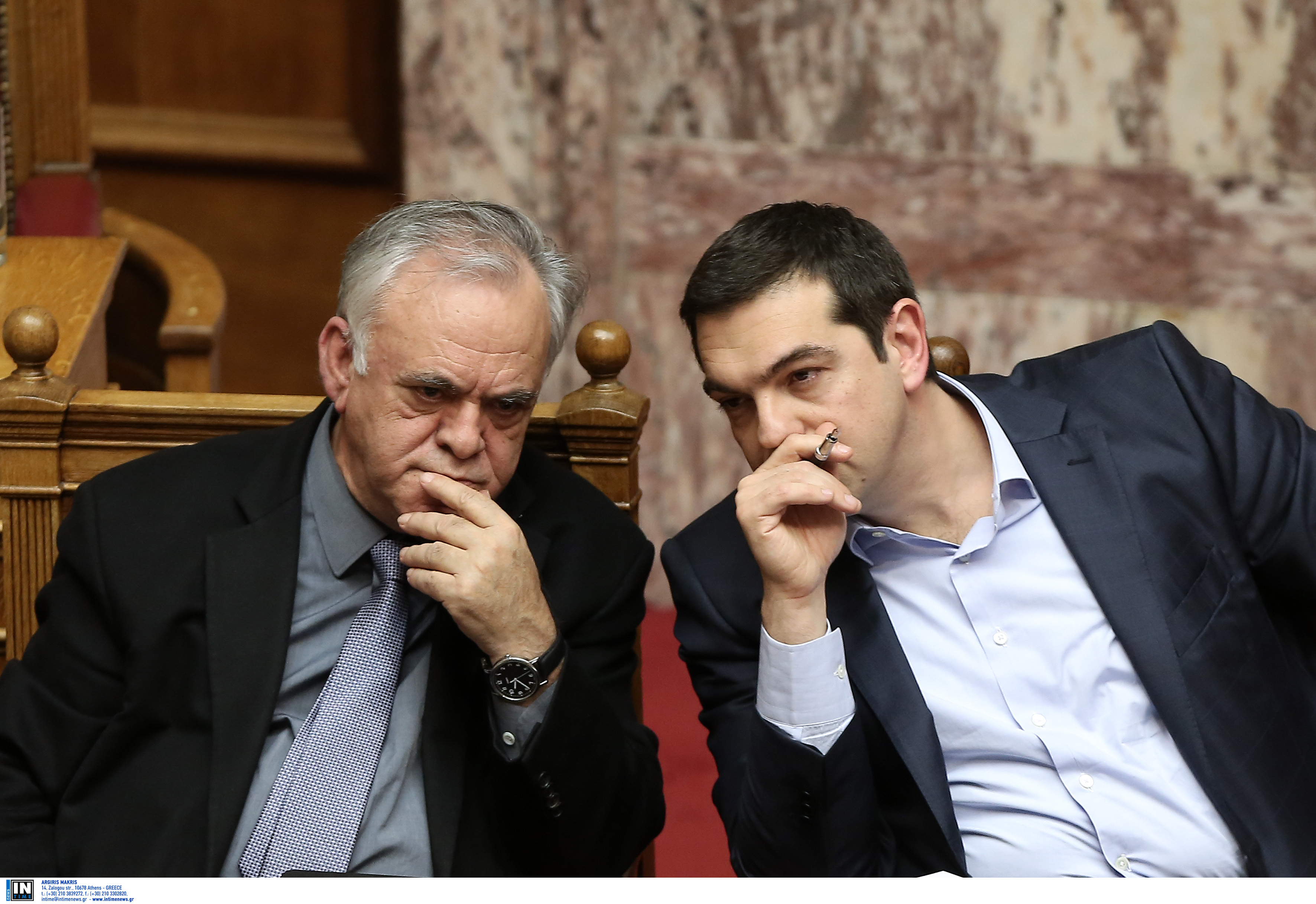 Ολα κρέμονται από μια κλωστή