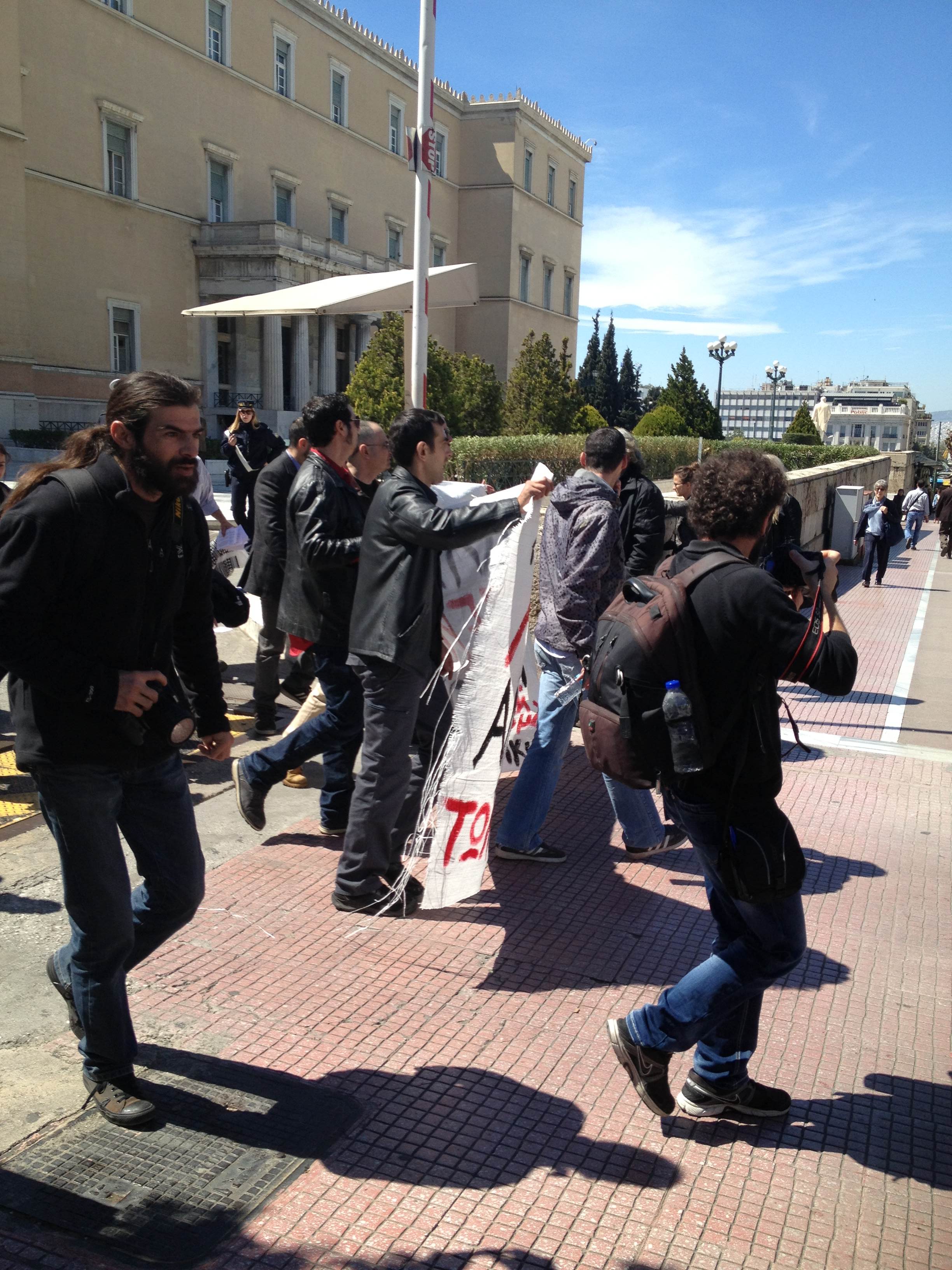 Εισβολή αντιεξουσιαστών στο προαύλιο της Βουλής