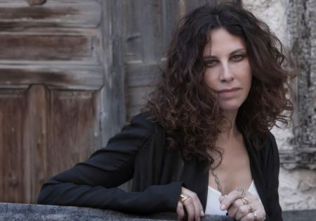 Ελευθερία Αρβανιτάκη: «9 + 1 Ιστορίες» δικές της αλλά και δικές μας