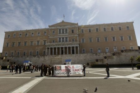 Βουλή:Αντιπαράθεση για την εισβολή αντιεξουσιαστών