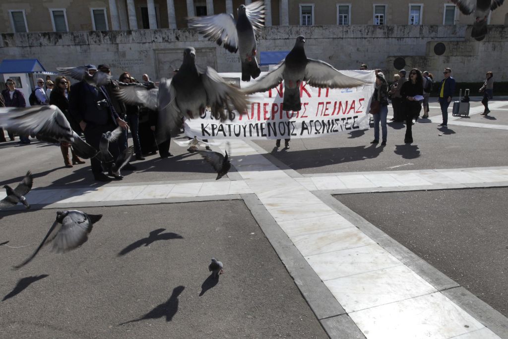 Σε κίνδυνο οι ζωές των απεργών πείνας, λένε οι γιατροί τους