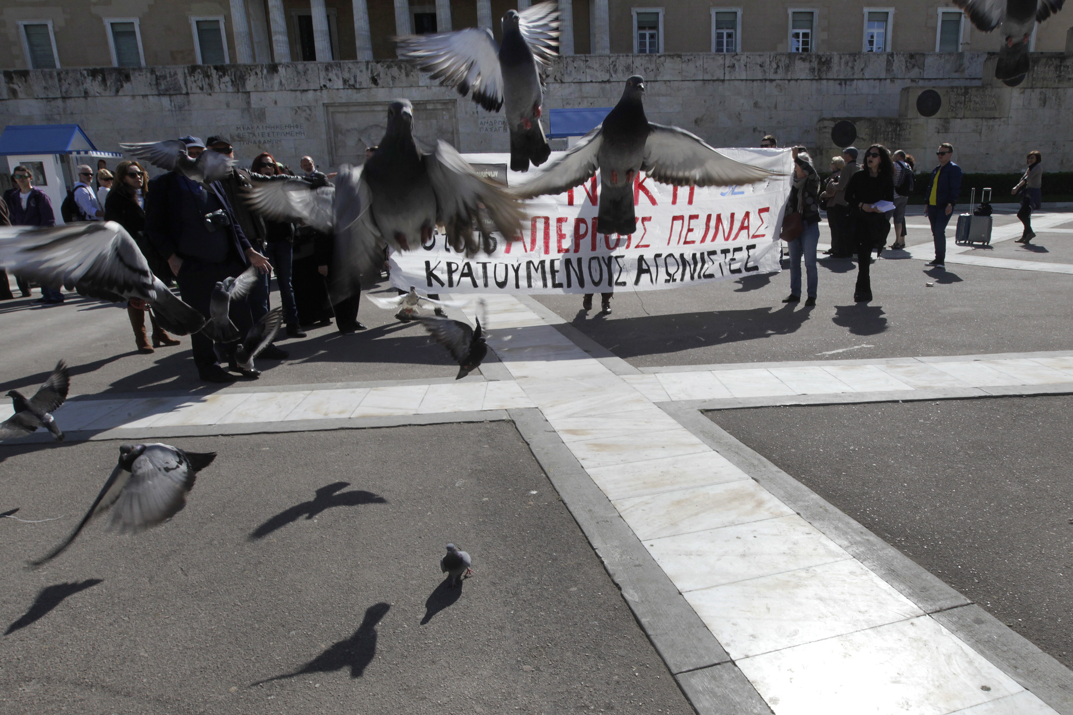 Σε κίνδυνο οι ζωές των απεργών πείνας, λένε οι γιατροί τους