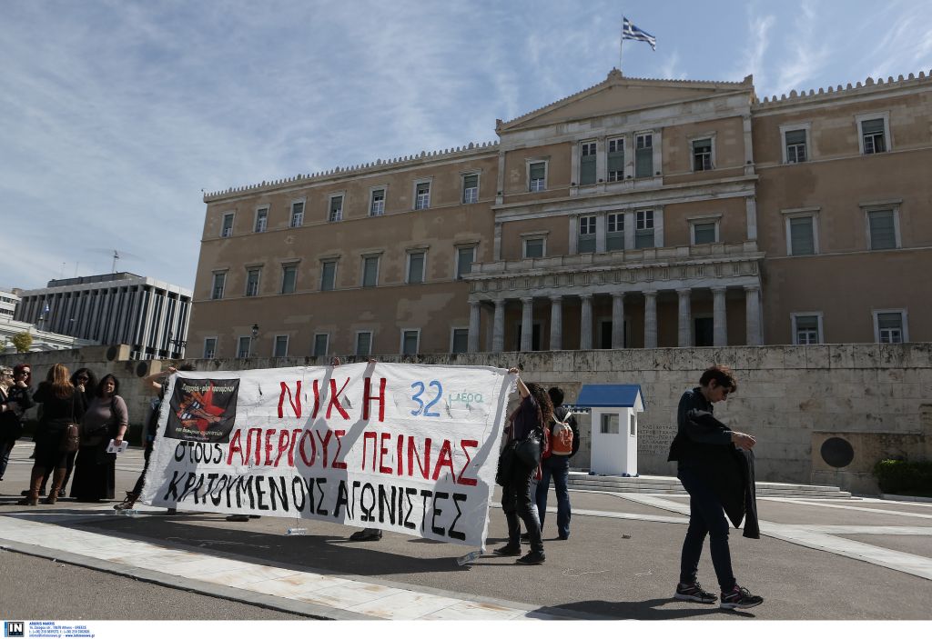 Πανό για τους απεργούς πείνας στον Αγνωστο Στρατιώτη