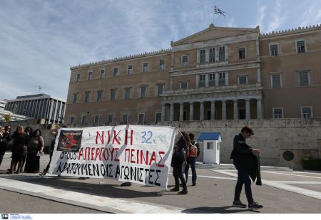 Πανό για τους απεργούς πείνας στον Αγνωστο Στρατιώτη