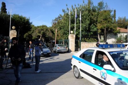 «Βγαίνει για τζόγκινγκ και της αφήνουν ανοιχτά τα ρολά ασφαλείας…»