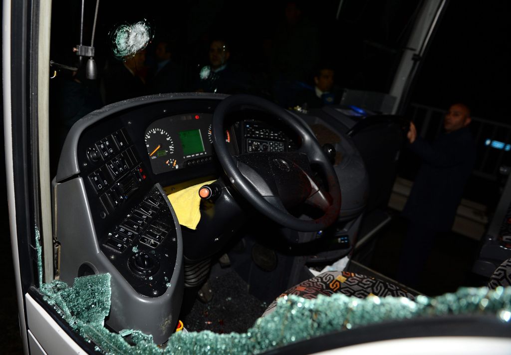 Με καραμπίνα, πιθανότατα, η επίθεση στο λεωφορείο της Φενέρμπαχτσε