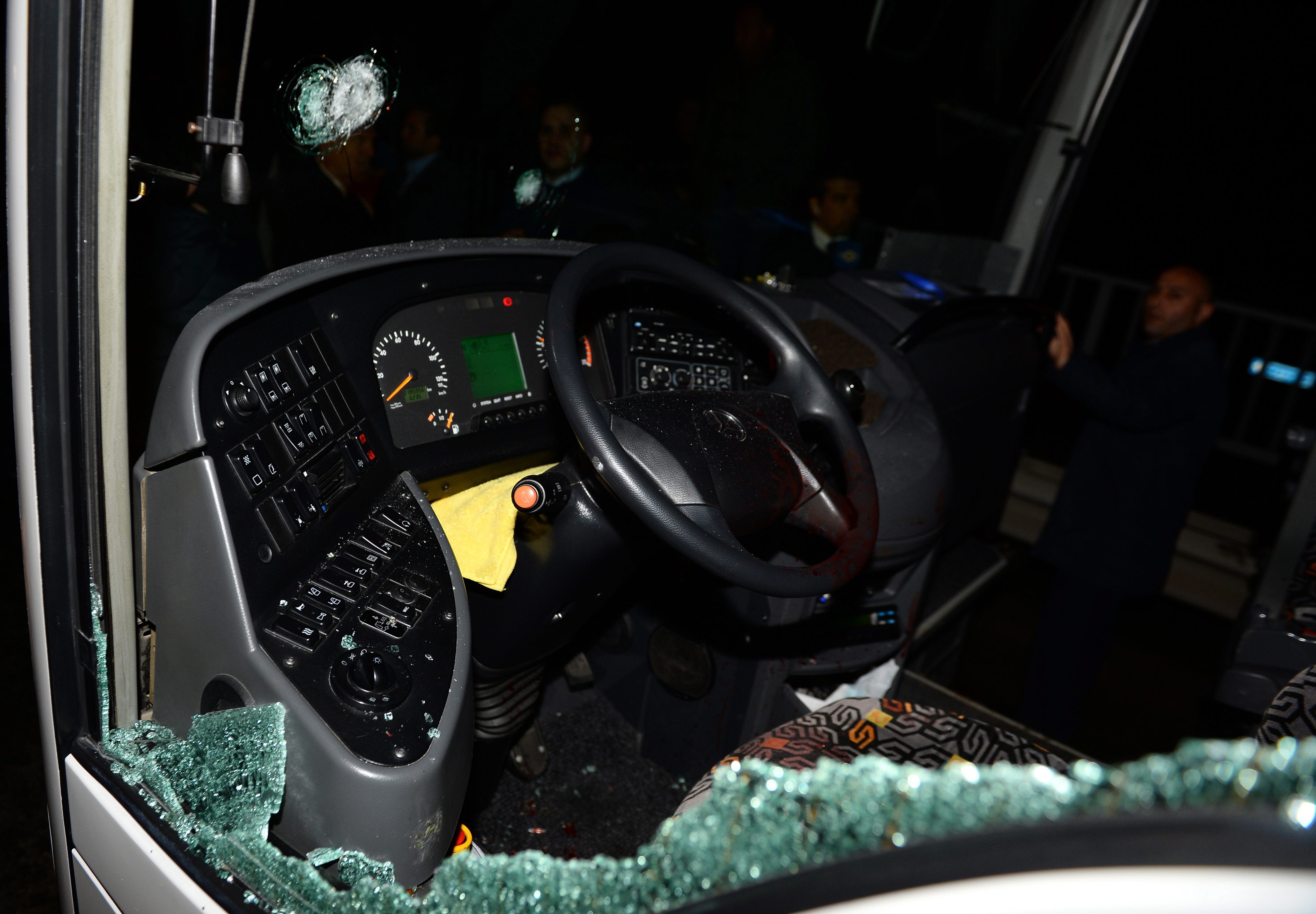 Με καραμπίνα, πιθανότατα, η επίθεση στο λεωφορείο της Φενέρμπαχτσε