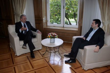 Συνάντηση Τσίπρα – Αβραμόπουλου στο αεροδρόμιο Ελευσίνας