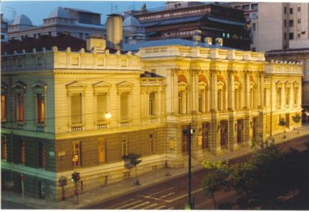 Η αρχιτεκτονική του θεάτρου, αντανακλά την κοινωνία