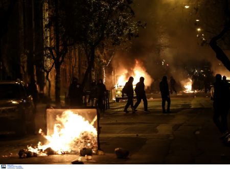 Επεισόδια έξω από το Πολυτεχνείο το βράδυ της Μ. Τρίτης – Συνθήματα με σπρέι στον τοίχο του προαυλίου της Βουλής