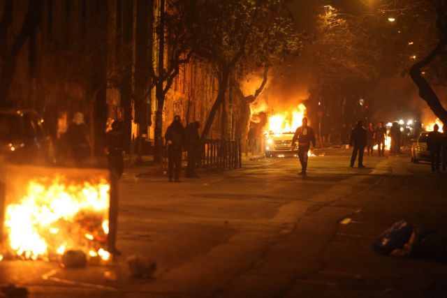 Απομακρύνθηκαν οι κάδοι περιμετρικά του Πολυτεχνείου μετά τα επεισόδια