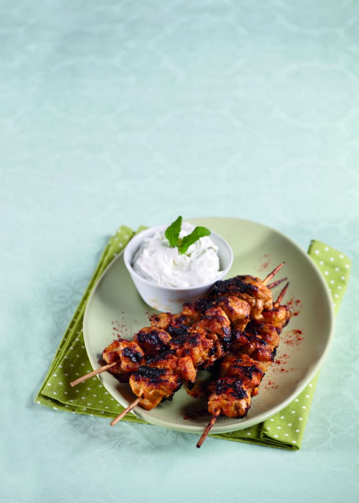 Μαριναρισμένο κοτόπουλο με μπαχαρικά και σος γιαουρτιού