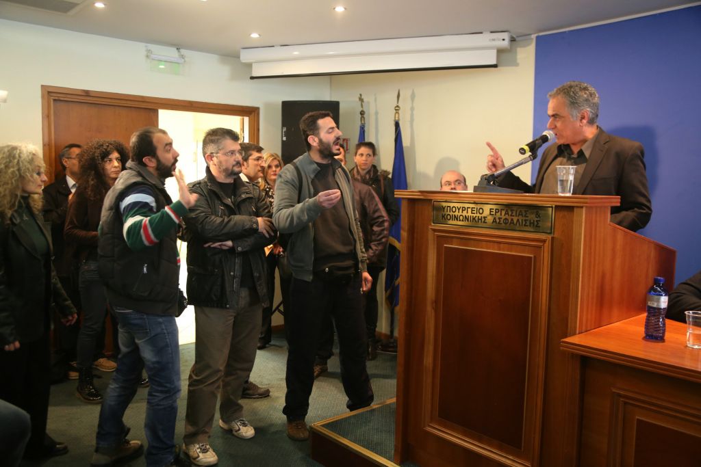 Μικροένταση στο υπουργείο Εργασίας από συνδικαλιστές του ΠΑΜΕ