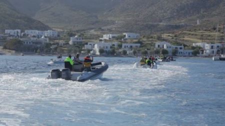 Οι εθελοντές με τα φουσκωτά που στηρίζουν τους ακρίτες του Αιγαίου