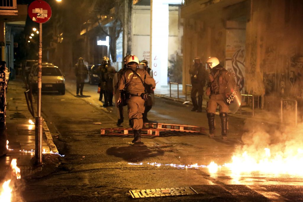 Σε πεδίο μάχης μετατράπηκε για άλλη μια νύχτα η Πατησίων