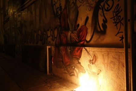 Επίθεση με μολότοφ και ρόπαλα στα γραφεία ΠΑΣΟΚ και δημοσιογράφους