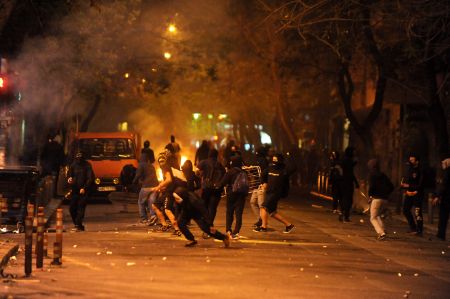 Ενταση στα Εξάρχεια μετά τα επεισόδια αστυνομικών – αντιεξουσιαστών στα Προπύλαια