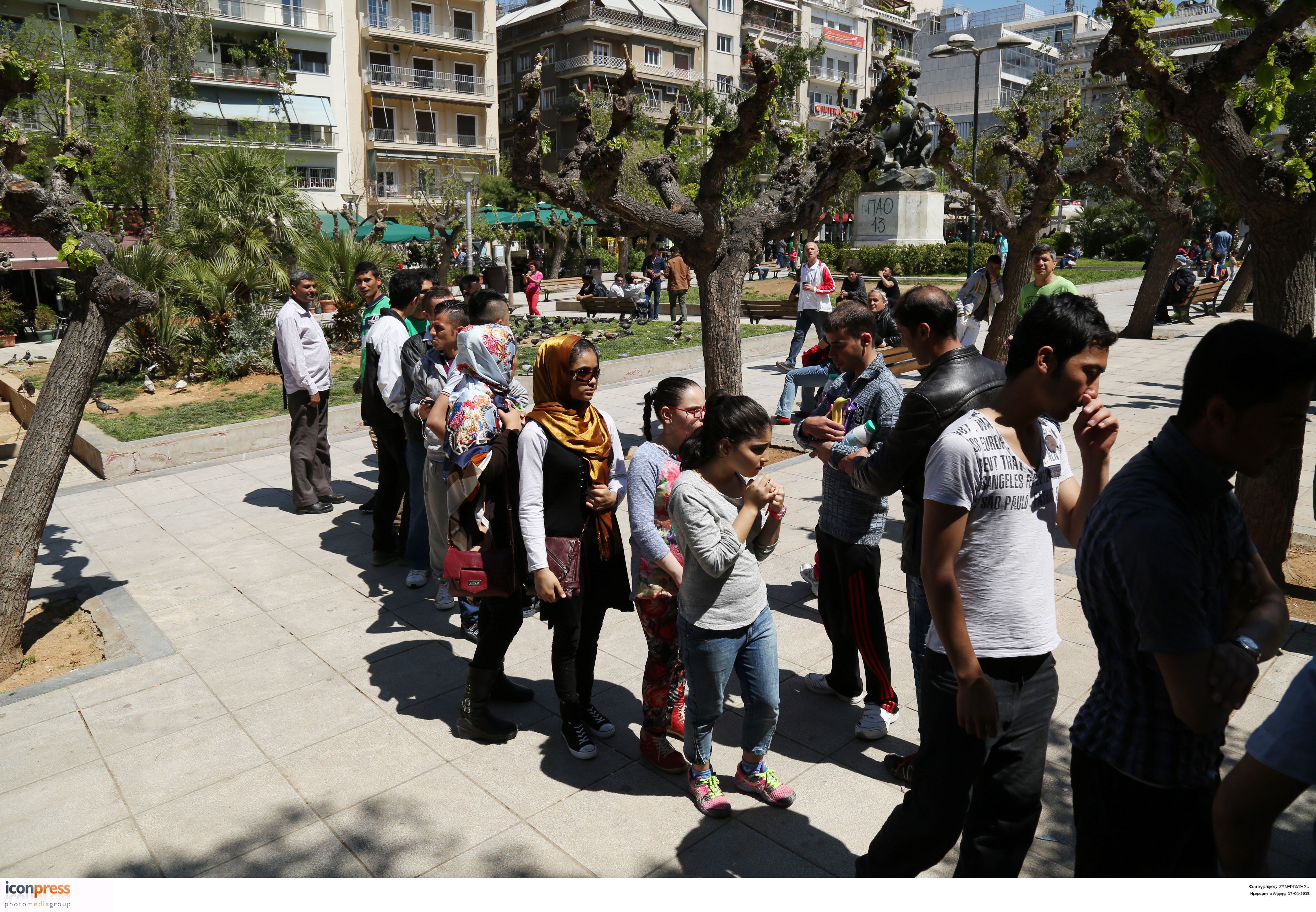 Στην πλατεία Βικτωρίας διανυκτερεύουν πρόσφυγες λόγω πληρότητας στον Ελαιώνα