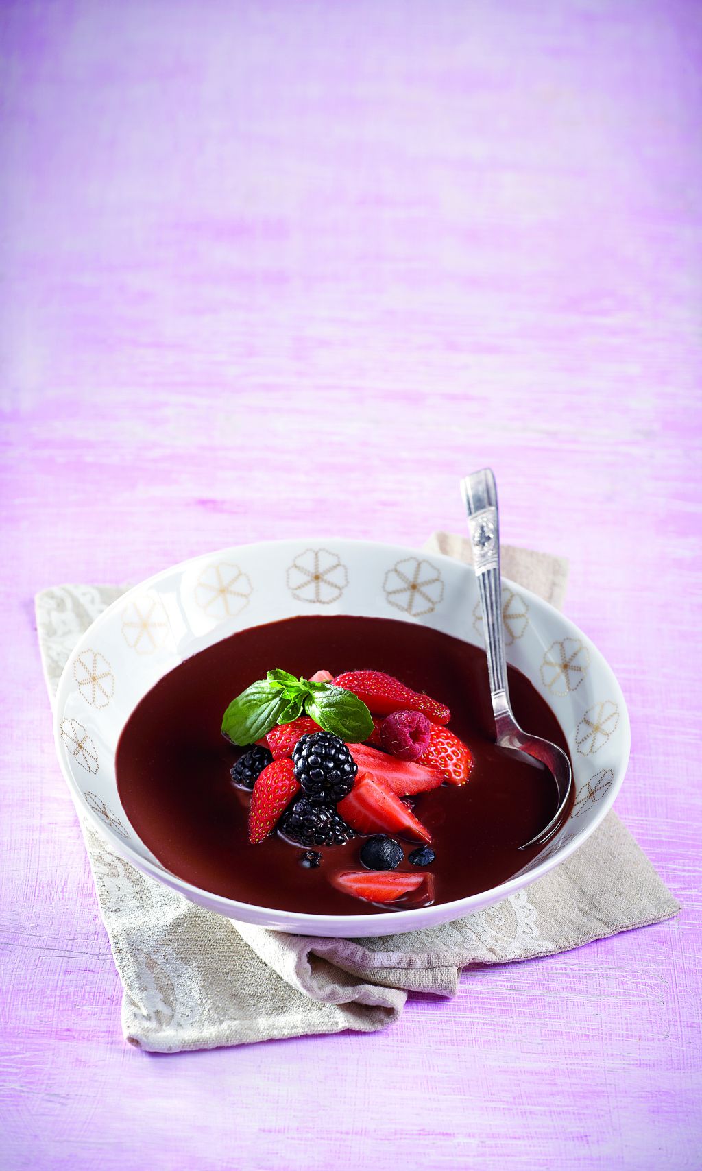 «Σούπα» πικρής σοκολάτας με κόκκινα φρούτα