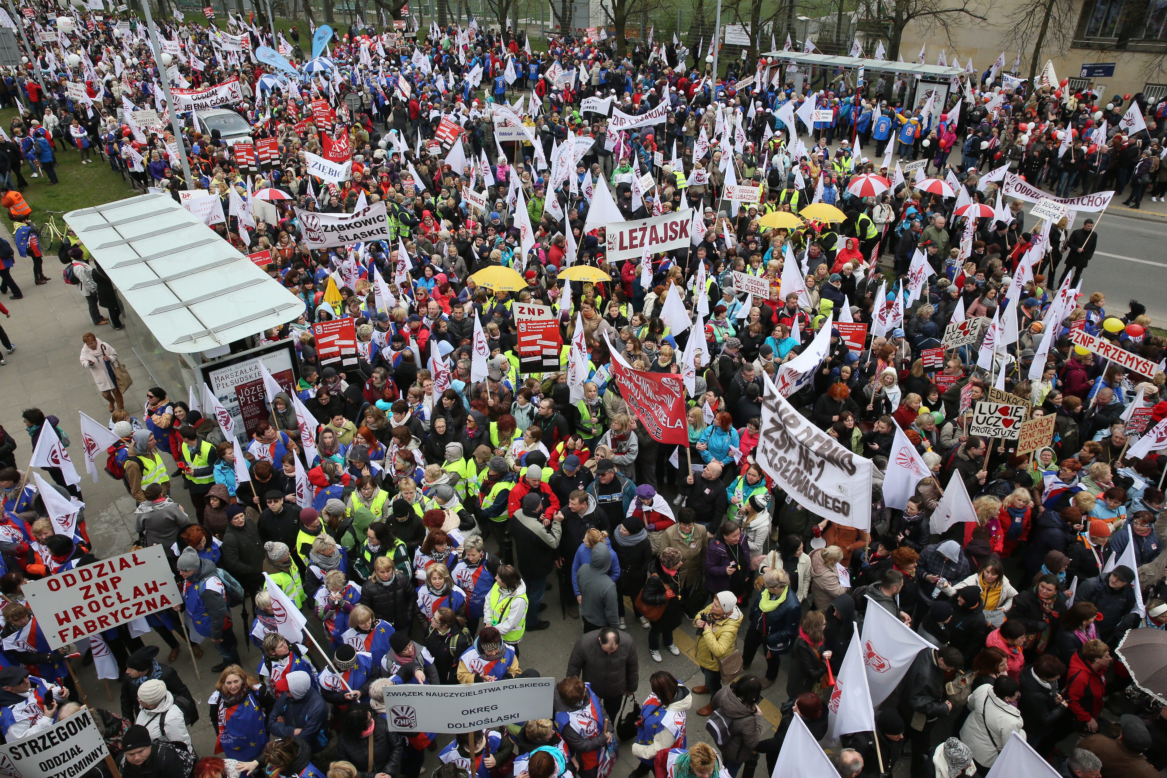 Διαδηλώνουν για καλύτερους μισθούς οι Πολωνοί
