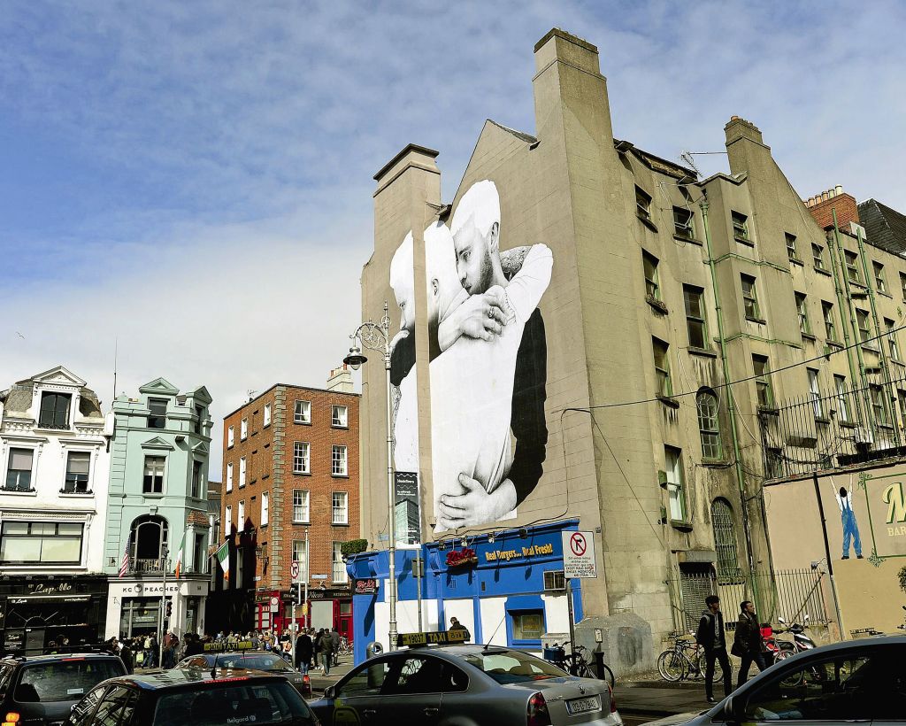 Το Δουβλίνο ψηφίζει, η Αθήνα νομοθετεί