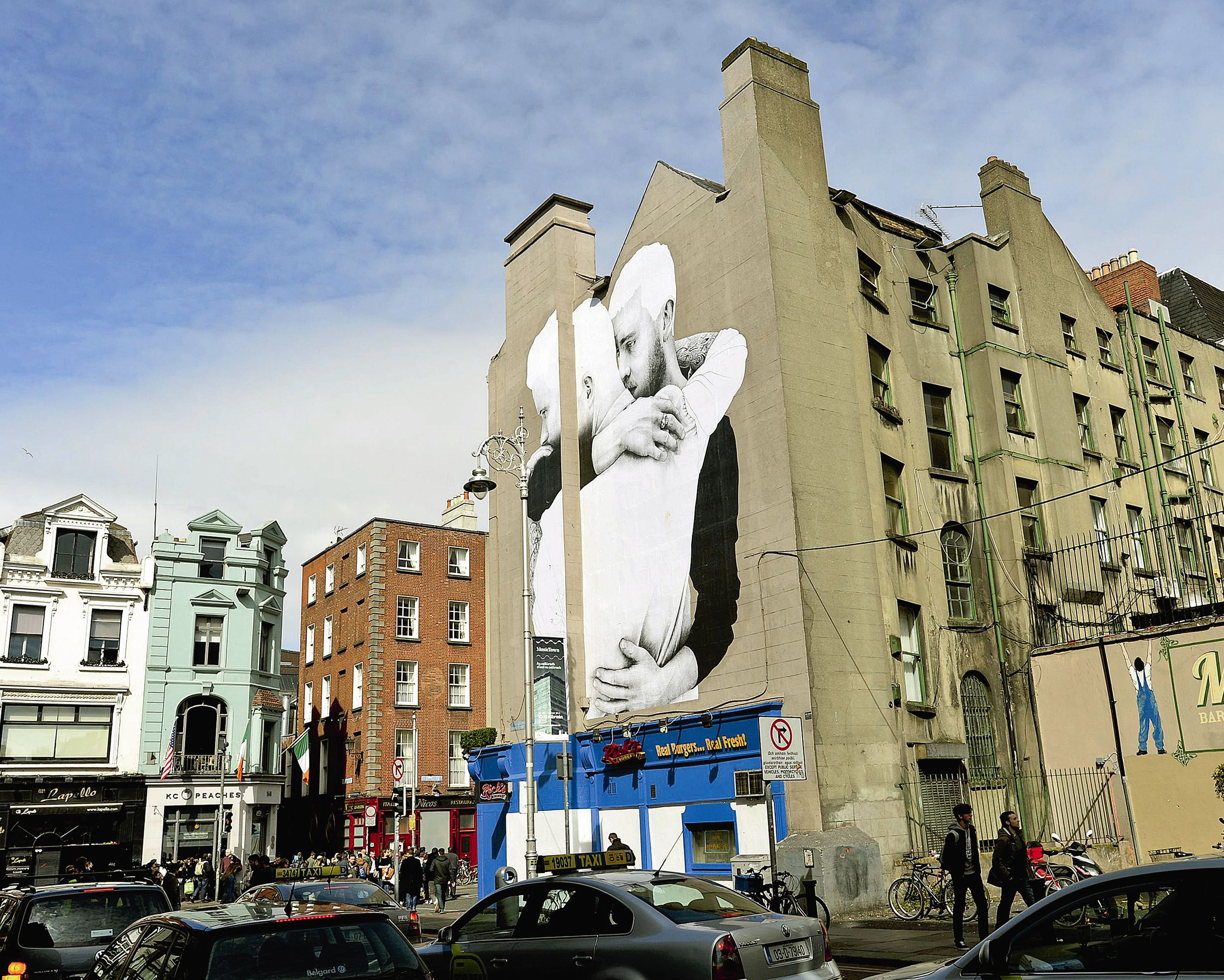 Το Δουβλίνο ψηφίζει, η Αθήνα νομοθετεί