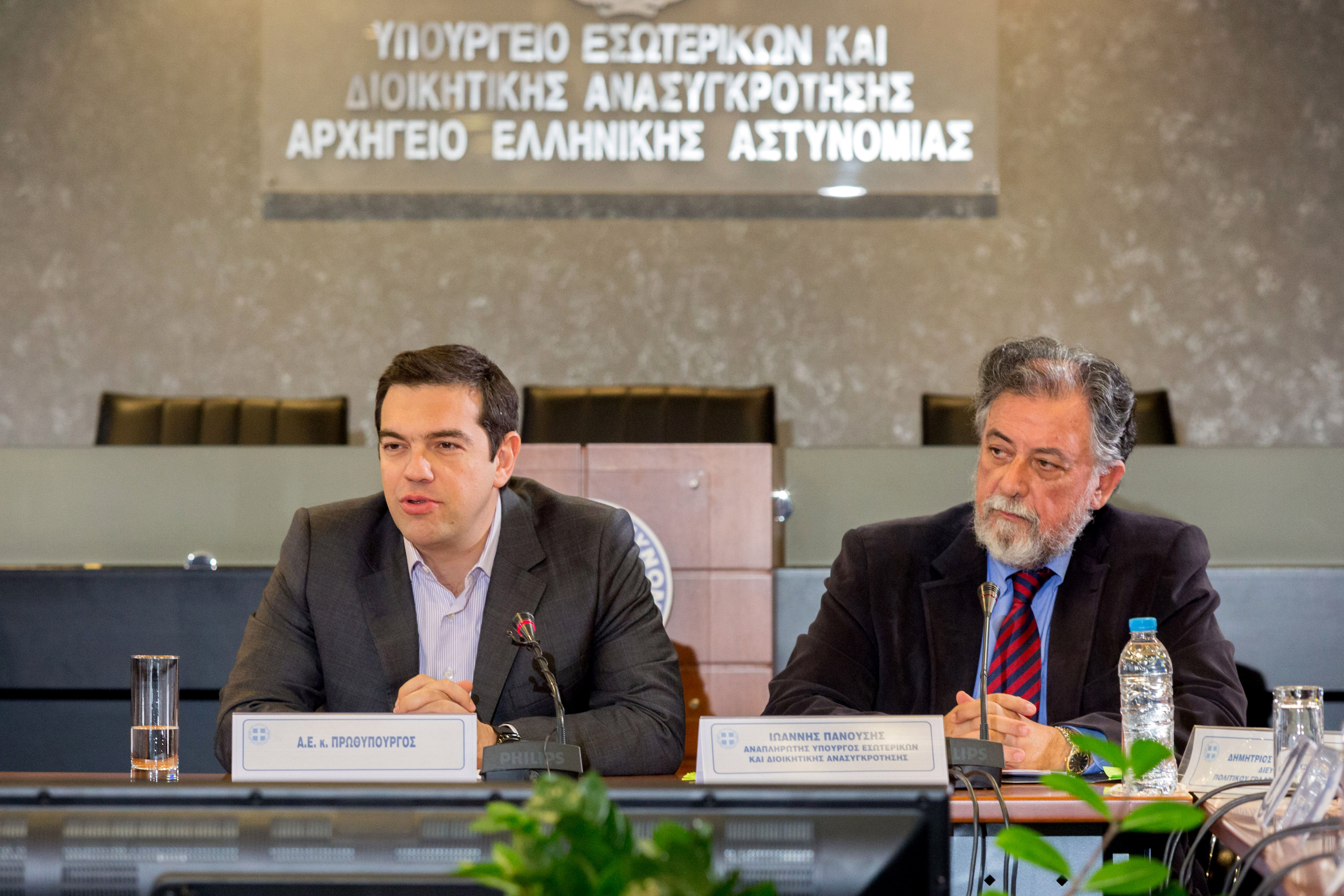 Πίεση χρόνου, διπλωματική απομόνωση και στο βάθος εκλογές