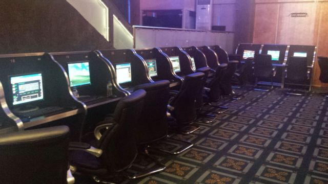 Επαιζαν «φρουτάκια» σε κατάστημα στον Αγιο Παντελεήμονα