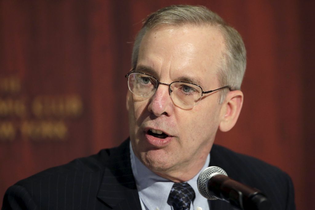 Πιέσεις στο δολάριο από δηλώσεις στελέχους της Fed περί επιτοκίων