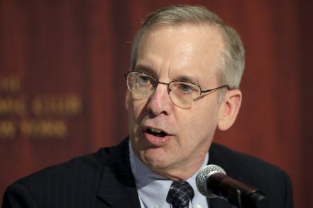 Πιέσεις στο δολάριο από δηλώσεις στελέχους της Fed περί επιτοκίων