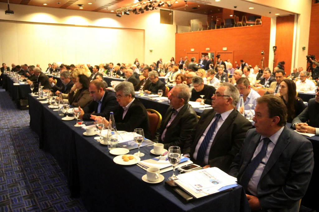 Διαμαρτυρία δημάρχων και εργαζομένων ΟΤΑ έξω από τη Βουλή