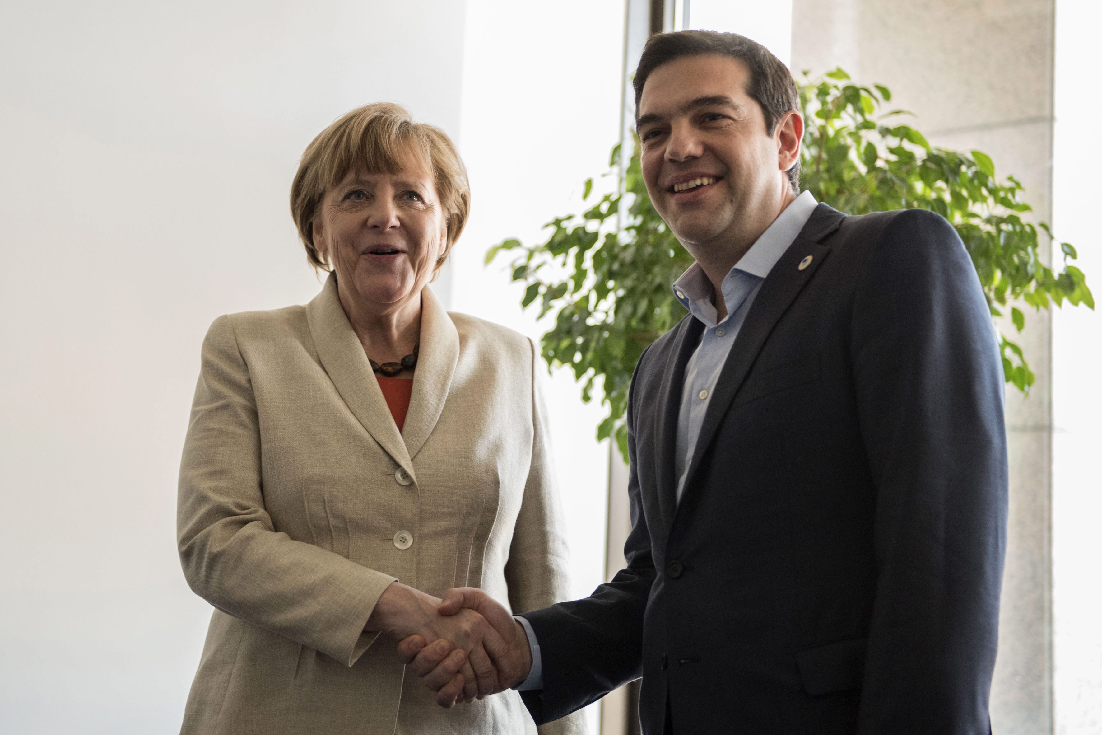 NYT: Πώς η συμφωνία για την Ελλάδα θα μπορούσε να καταστρέψει το ευρώ
