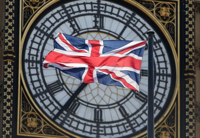 Ο δικομματισμός καταρρέει, oι εθνικιστές προελαύνουν, η Βρετανία «τρίζει»