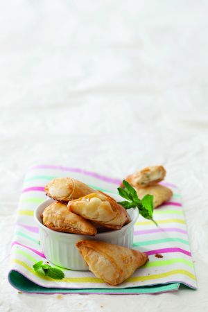 Αρωματικά τυροπιτάκια με 2 τυριά