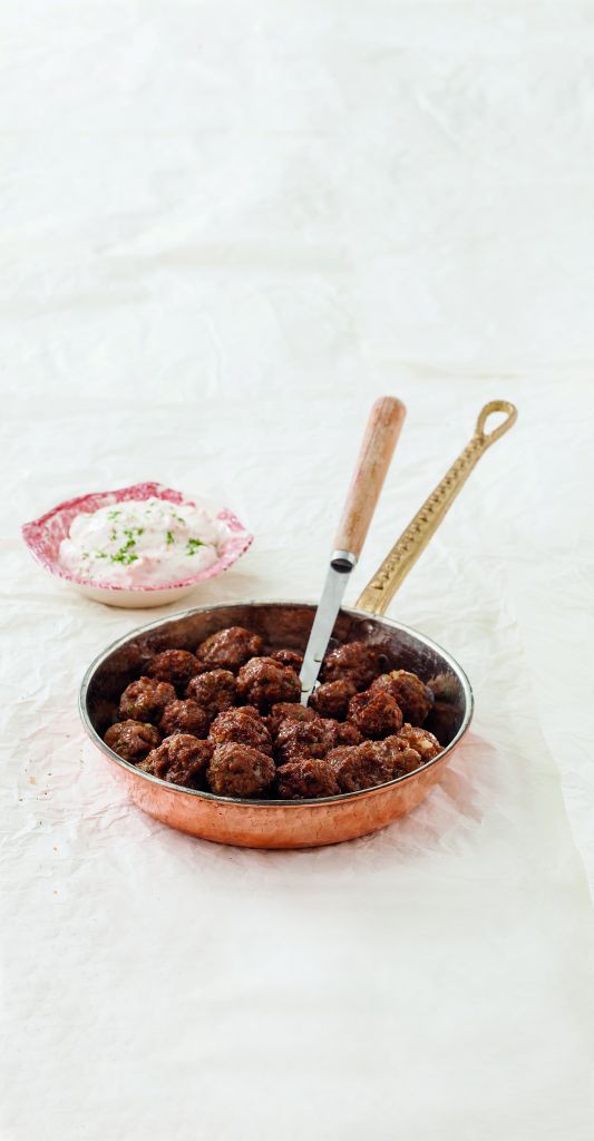 Αρνίσια κεφτεδάκια με ντιπ γιαουρτιού